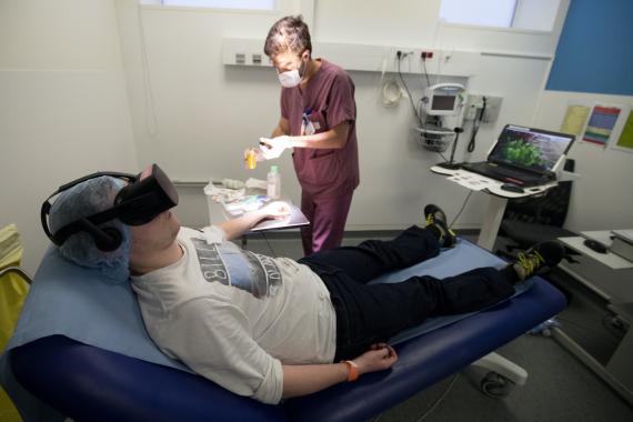 Un paciente es tratado con realidad virtual para aliviar su dolor en un hospital  en París. 