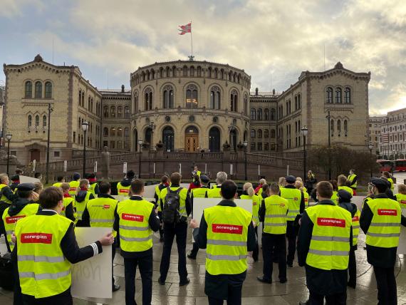 Trabajadores de Norwegian protestan frente al Parlamento noruego en Oslo, en noviembre de 2020.