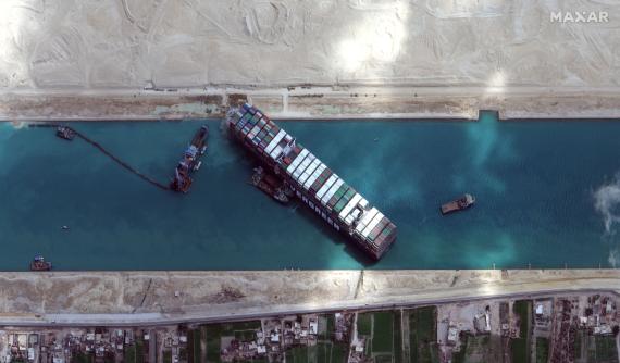 El buque portacontenedores Ever Given en el Canal de Suez.