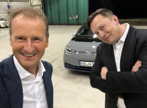 Herbert Diess y Elon Musk, en un selfie publicado por el CEO de Volkswagen en LinkedIn
