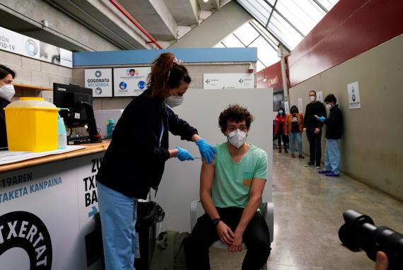 Un joven se vacuna en España
