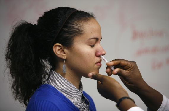 Un estudiante recibe la vacuna en espray nasal contra la gripe H1N1.