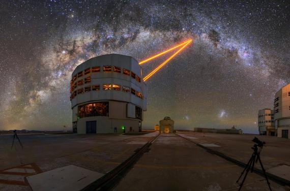 El telescopio del Observatorio Europeo Astral crea una estrella artificial mediante un láse para observar mejor otros objetos.