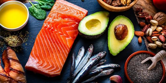Puedes encontrar omega-3 en alimentos como el salmón, las nueces, las sardinas o el aceite vegetal.
