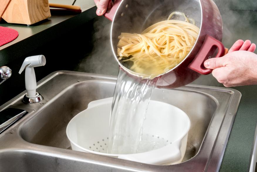 Ni se te ocurra tirar el agua de la pasta así puedes utilizarla para