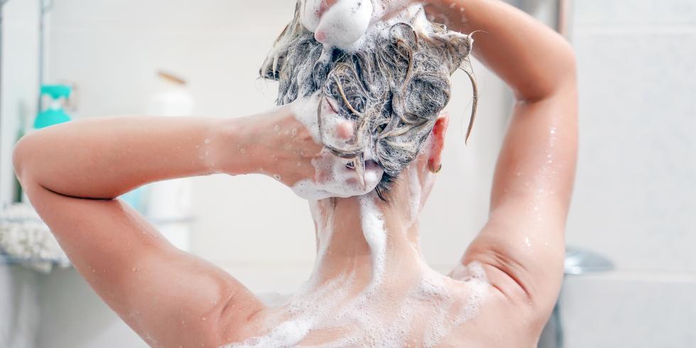 Cada cuánto tiempo hay que lavarse el pelo, según la ciencia | Business  Insider España